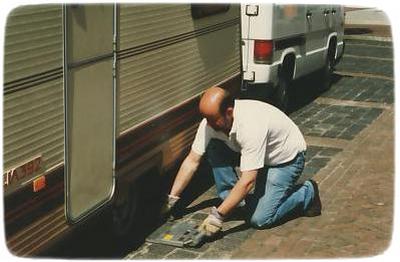 Het gewicht van een caravan bepalen , met geijkte weegplaten