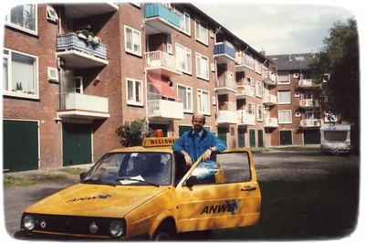 In zijn wegenwacht auto, op het achter terrein van zijn woning
